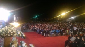 Algunos de las más de 4.000 personas que se juntaron en Maghdouche, Líbano en la aparición de Ivan