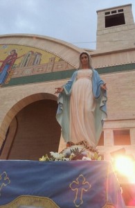 La estatua de la Virgen María fuera del Santuario de Nuestra Señora del Despertar en Maghdouche, donde tuvo lugar la aparición de Iván el sábado.