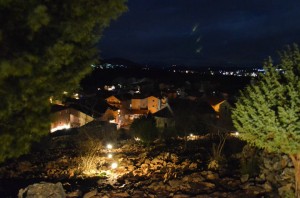 Vista de Medjugorje por la noche, desde el camino hacia la Colina de las Apariciones en la noche del 28 de diciembre