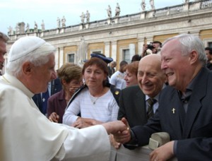 El director de Radio María, P.Livio saludando al Papa Benedico XVI el pasado 2012