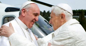El Papa Francisco junto a su predecesor Benedicto XVI